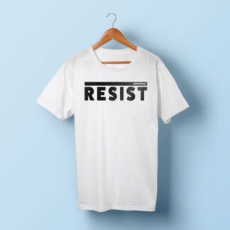 t-shirt bianca con scritta nera RESIST