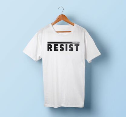 t-shirt bianca con scritta nera RESIST
