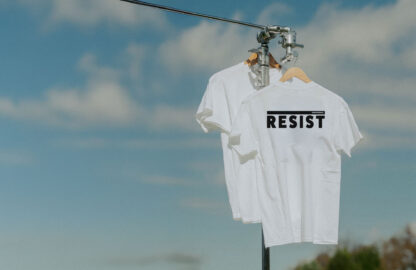 magliette bianche Time to resist appese